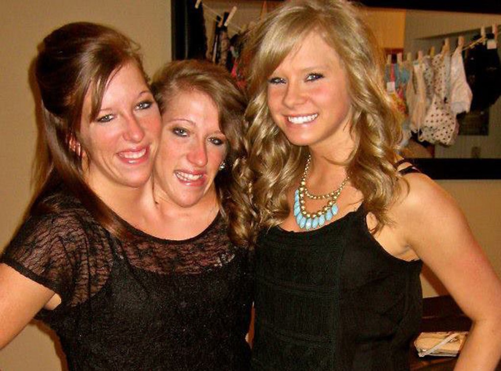 Conjoined Twins Brittany และ Abby Hensel และสามี Josh Seen ในรูปใหม่