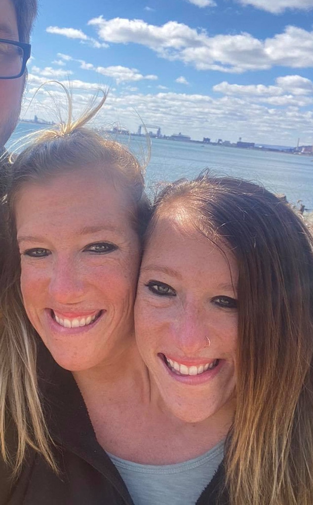 Conjoined Twins Brittany และ Abby Hensel และสามี Josh Seen ในรูปใหม่