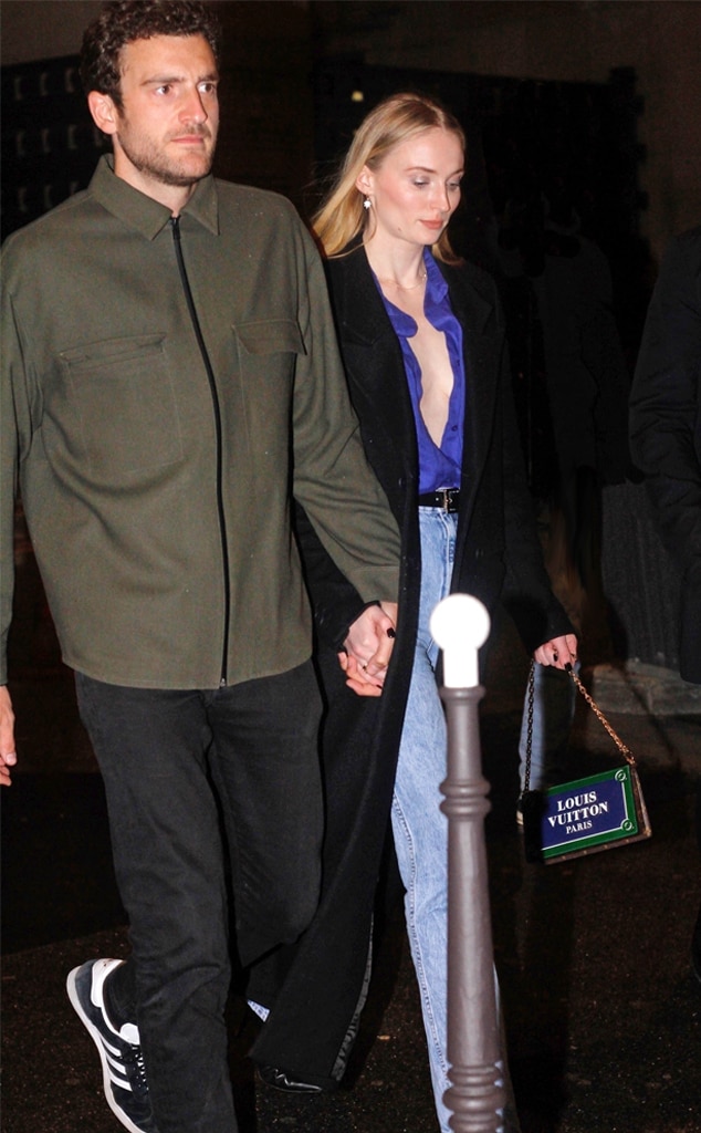 Sophie Turner โพสต์ภาพถ่าย PDA ที่หายากกับแฟนหนุ่ม Peregrine Pearson