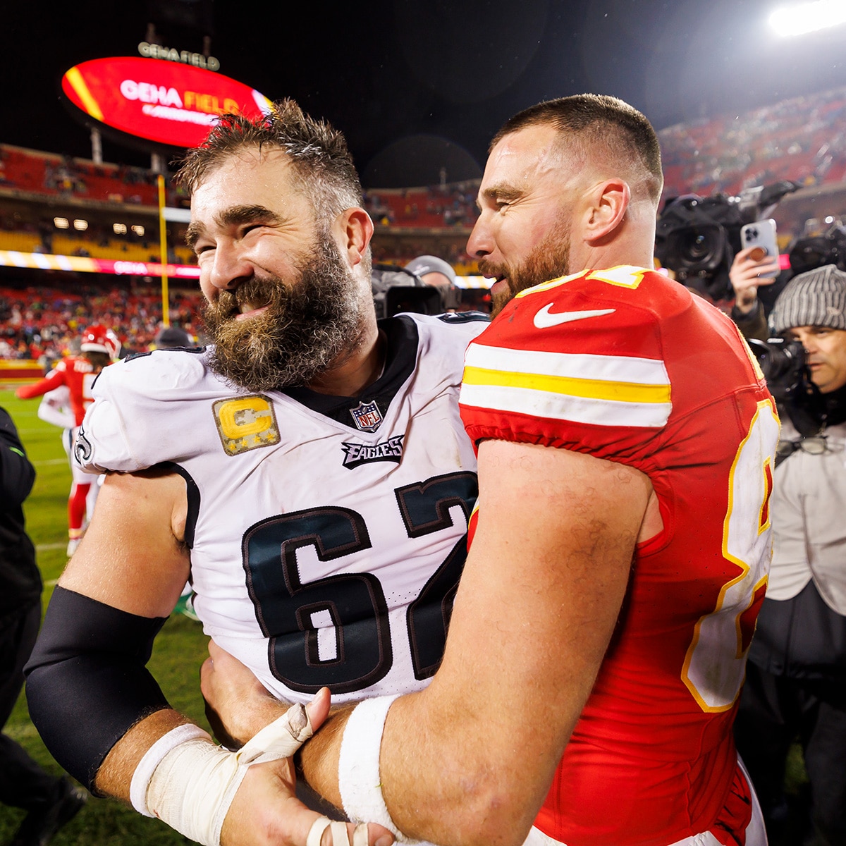 Travis Kelce ve Jason Kelce, Boyz II Men ile Noel Vokallerini Sunuyor