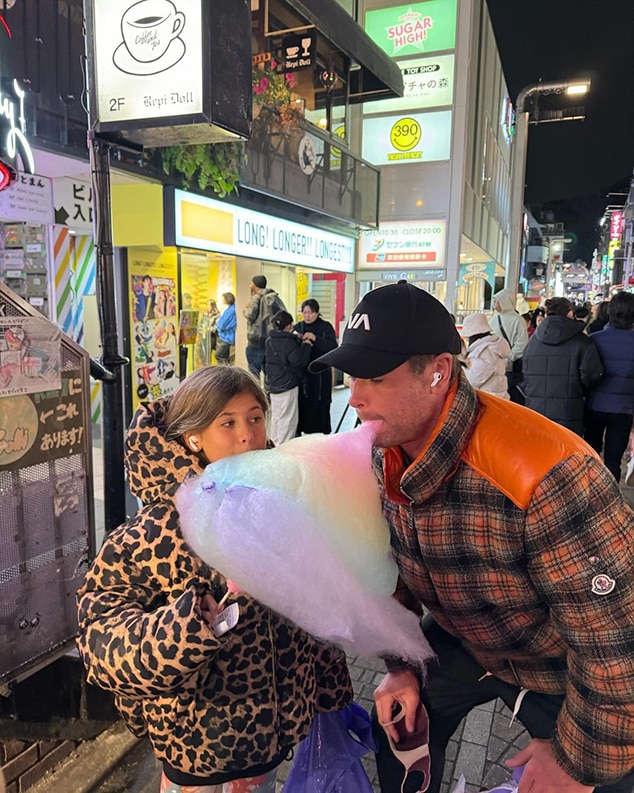 Chris Hemsworth แบ่งปันรูปถ่ายอันแสนหวานกับ Elsa Pataky และลูกๆ 3 คนของพวกเขา