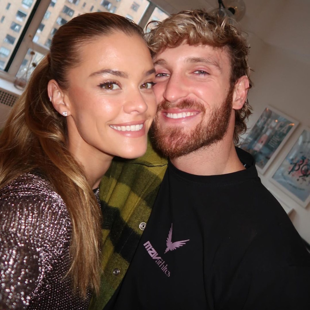 Logan Paul e a modelo Nina Agdal dão as boas-vindas ao primeiro bebê