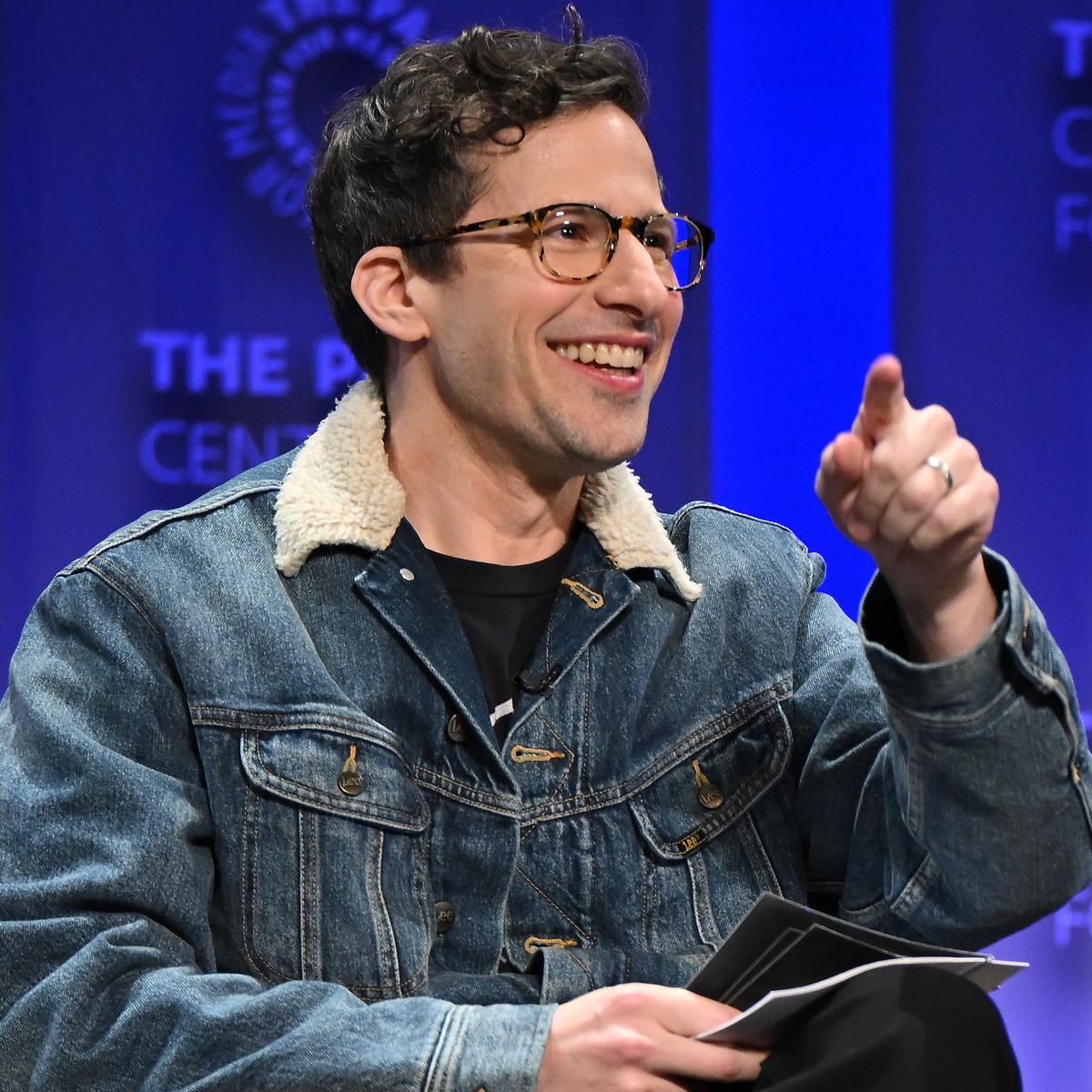 Andy Samberg รู้สึกอย่างไรกับการรับบทสุภาพบุรุษคนที่สอง Doug Emhoff ใน SNL