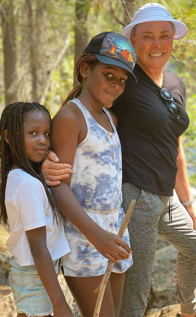 Charlize Theron comparte una mirada poco común sobre el vínculo con sus hijos Jackson y August