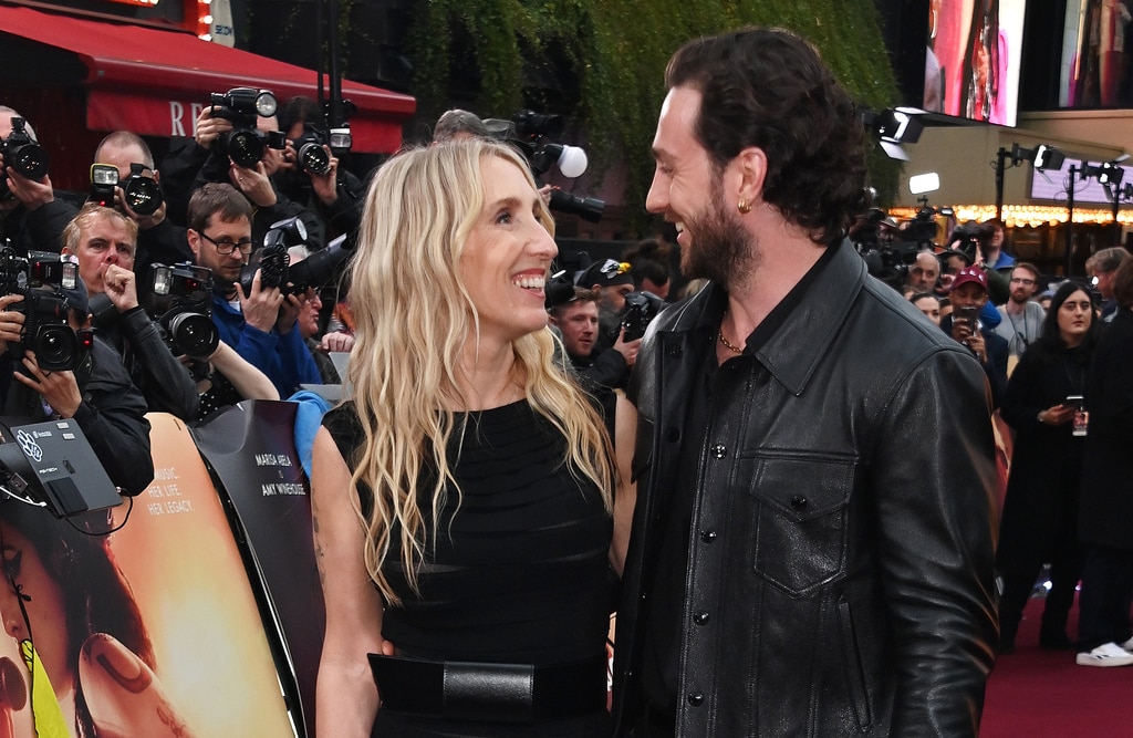 Aaron Taylor-Johnson โพสต์ภาพที่หายากสำหรับวันเกิดปีที่ 18 ของ Stepdaughter