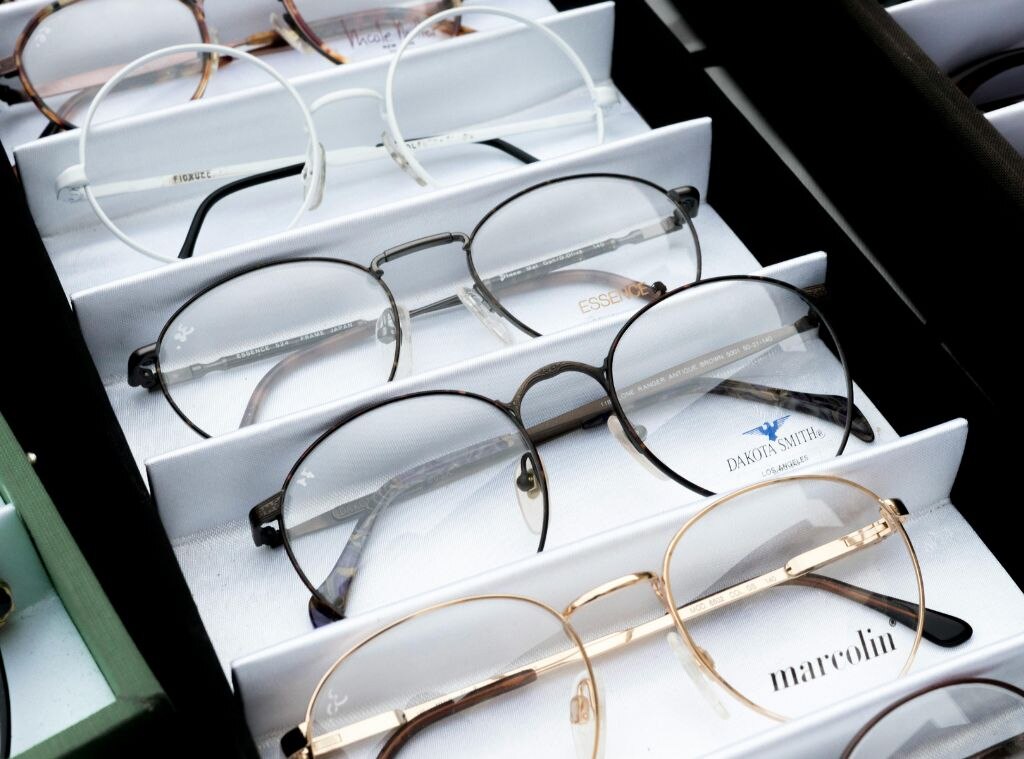 Shopping Online Elevates Eyewear Access With Advanced Tech