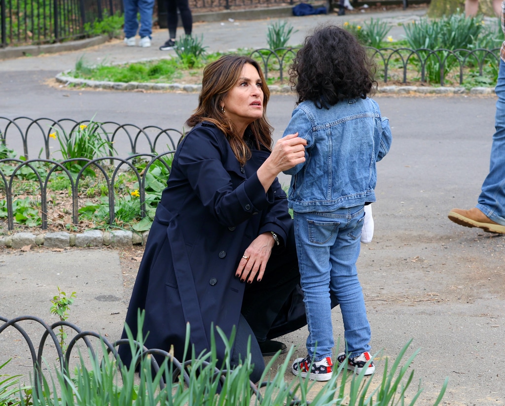 Mariska Hargitay, Law & Order Filming, Little Girl
