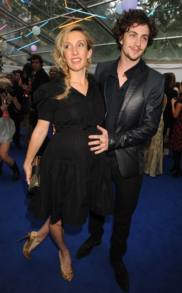 Aaron Taylor-Johnson โชว์กล้ามหน้าท้องของเขาในภาพกับภรรยา Sam Taylor-Johnson