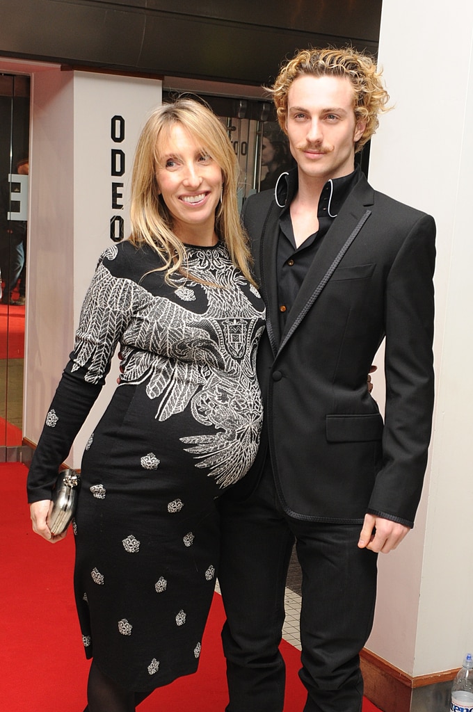 Aaron Taylor-Johnson โชว์กล้ามหน้าท้องของเขาในภาพกับภรรยา Sam Taylor-Johnson