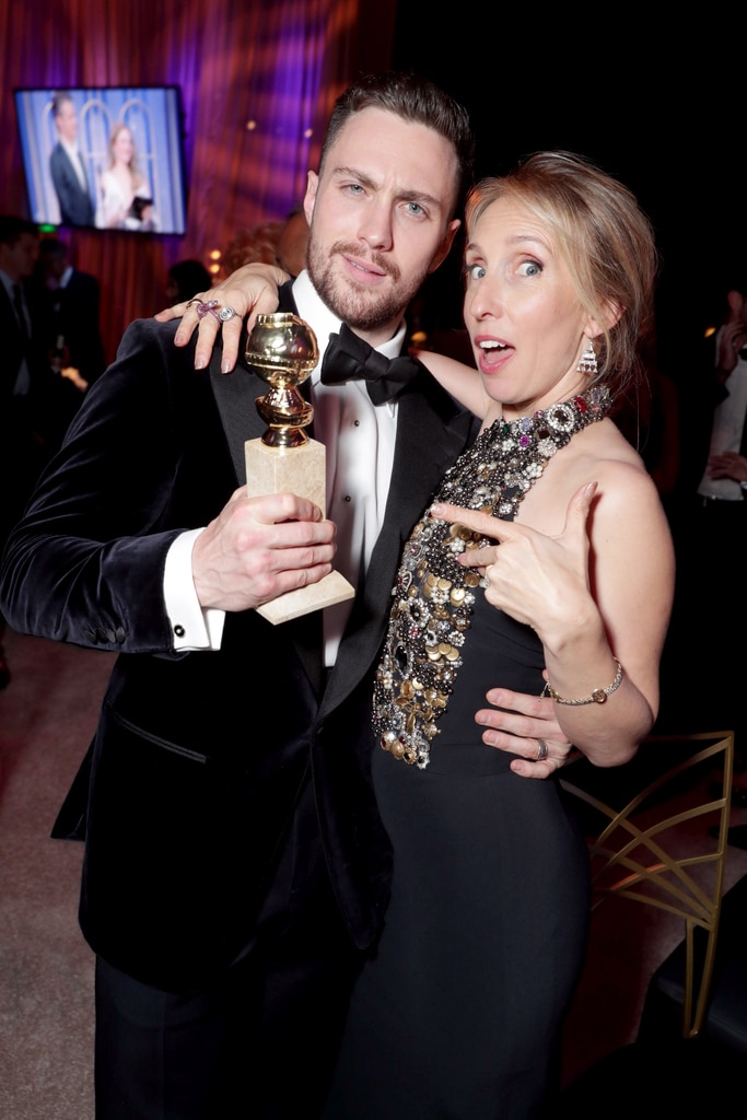 Aaron Taylor-Johnson โชว์กล้ามหน้าท้องของเขาในภาพกับภรรยา Sam Taylor-Johnson