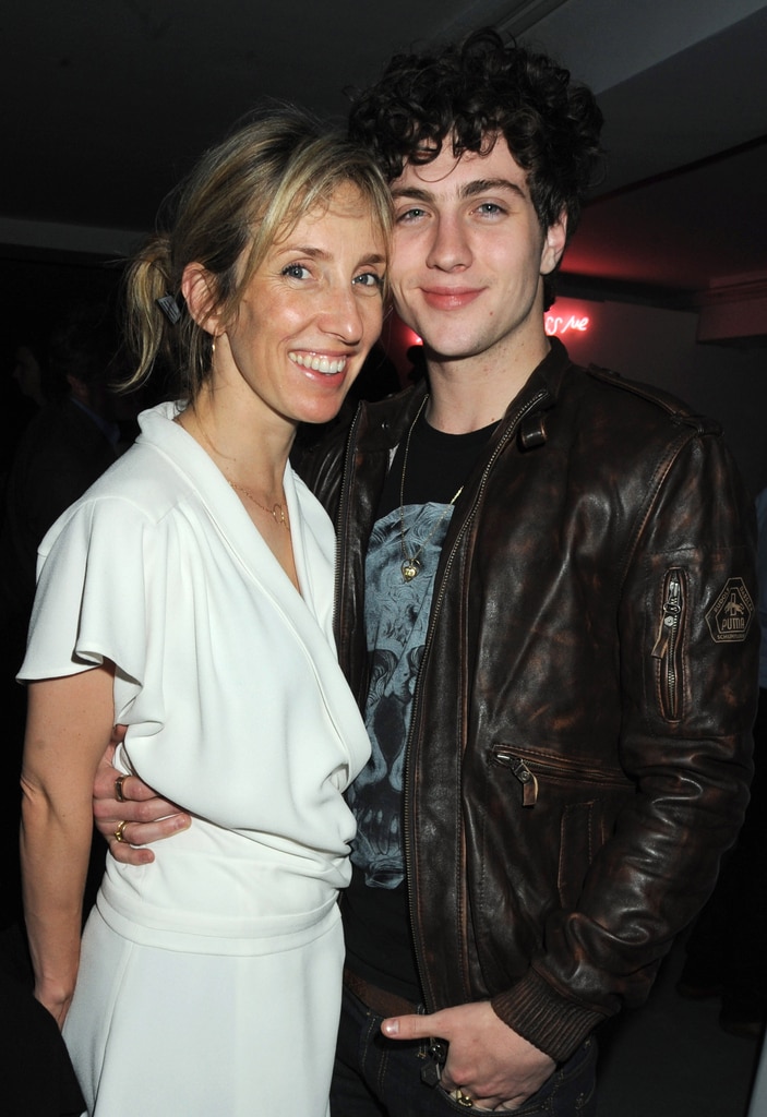 Aaron Taylor-Johnson โชว์กล้ามหน้าท้องของเขาในภาพกับภรรยา Sam Taylor-Johnson