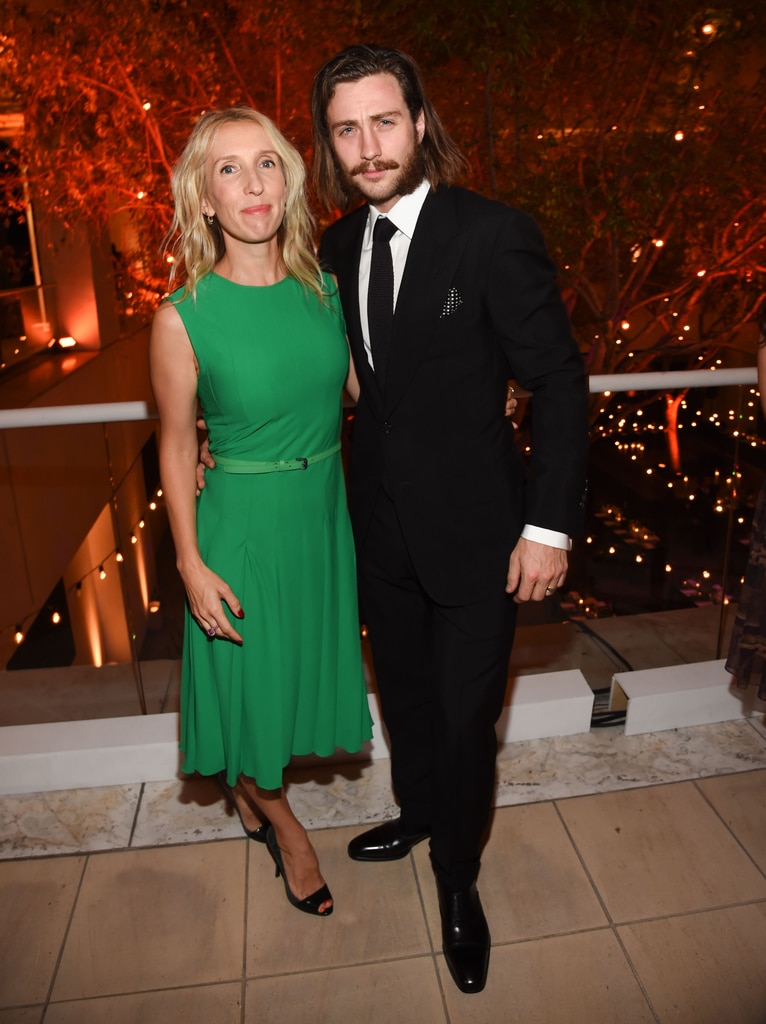 Aaron Taylor-Johnson โชว์กล้ามหน้าท้องของเขาในภาพกับภรรยา Sam Taylor-Johnson