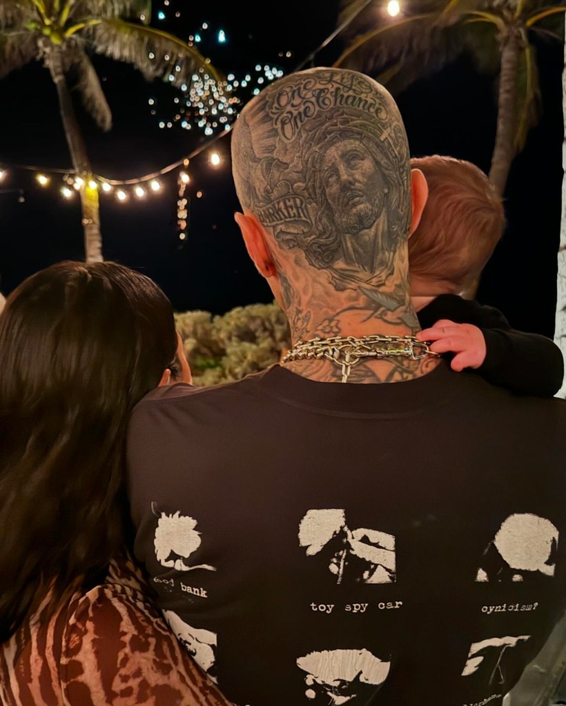 Kourtney Kardashian และ Rocky ลูกชายของ Travis Barker พร้อมแล้วสำหรับวันฮาโลวีน