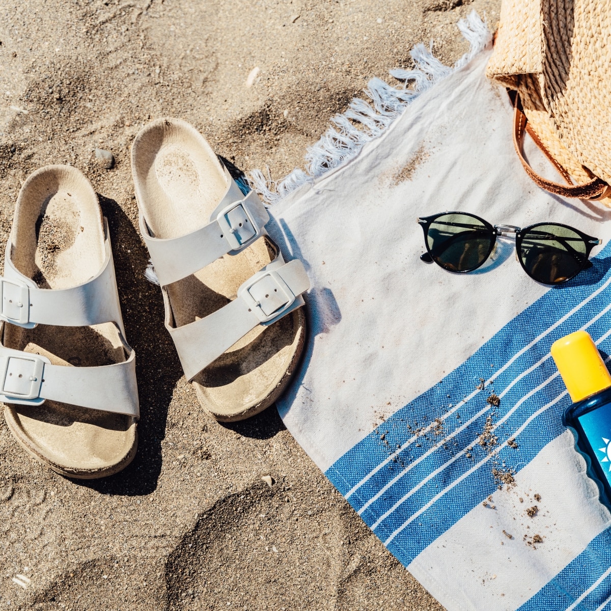 
                        13 Best Sandals For Flat Feet That Don't Just Look Like Old Lady Shoes
                