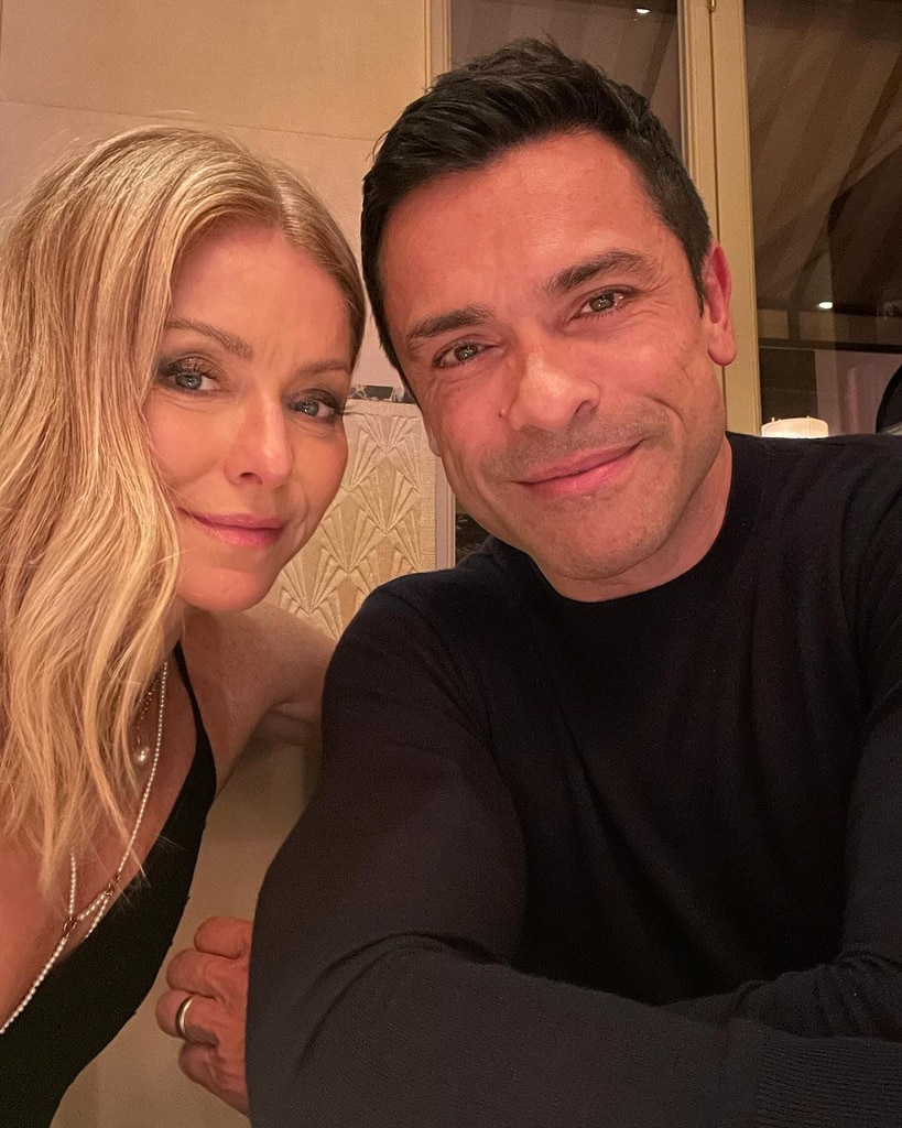 Kelly Ripa พูดตลกเกี่ยวกับการต้องการ "การหย่าร้างสีเทา" จาก Mark Consuelos