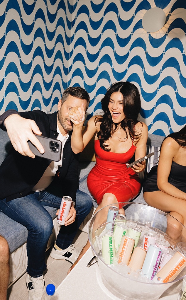Kylie & Kendall Jenner Showcase Chic Styles on Vegas Work Trip Kylie & Kendall Jenner Showcase Chic Styles on Vegas Work Trip