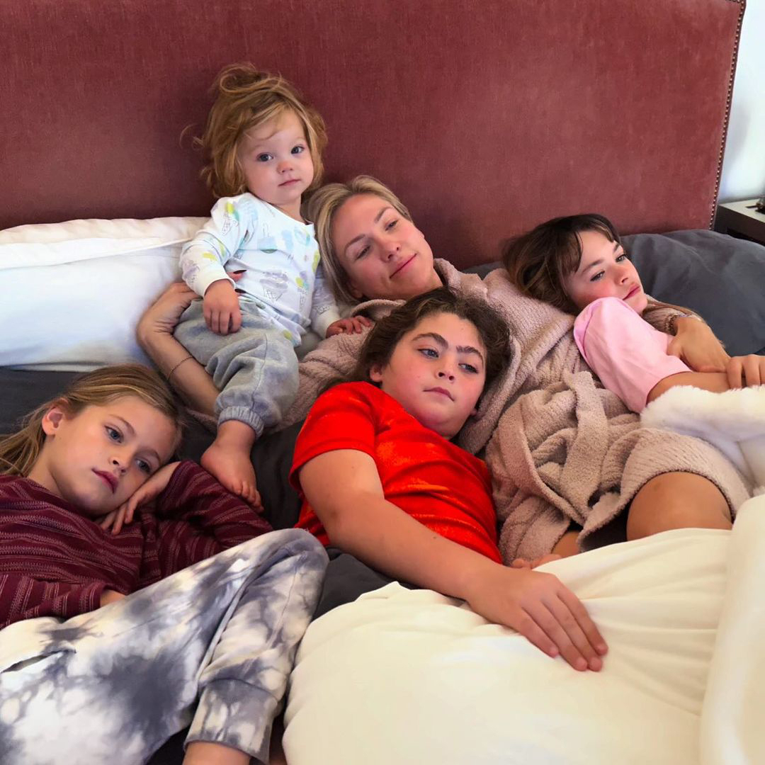 Why Claire Danes Felt “a Funny Kind of Shame” About Being Pregnant at 44 |  Vanity Fair, image size:1080x1080