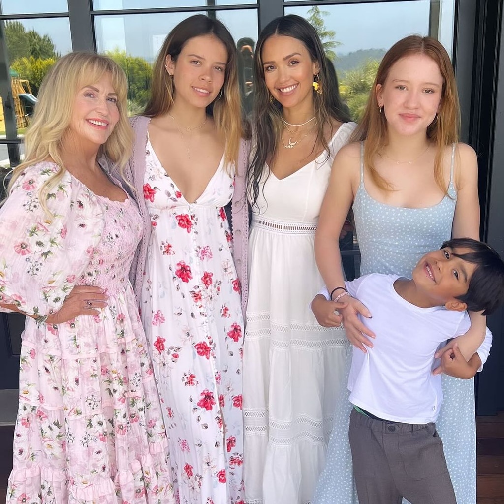 Jessica Alba compartilha uma doce visão sobre a vida familiar com seus três filhos