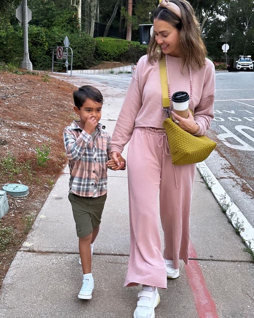 Jessica Alba compartilha uma doce visão sobre a vida familiar com seus três filhos