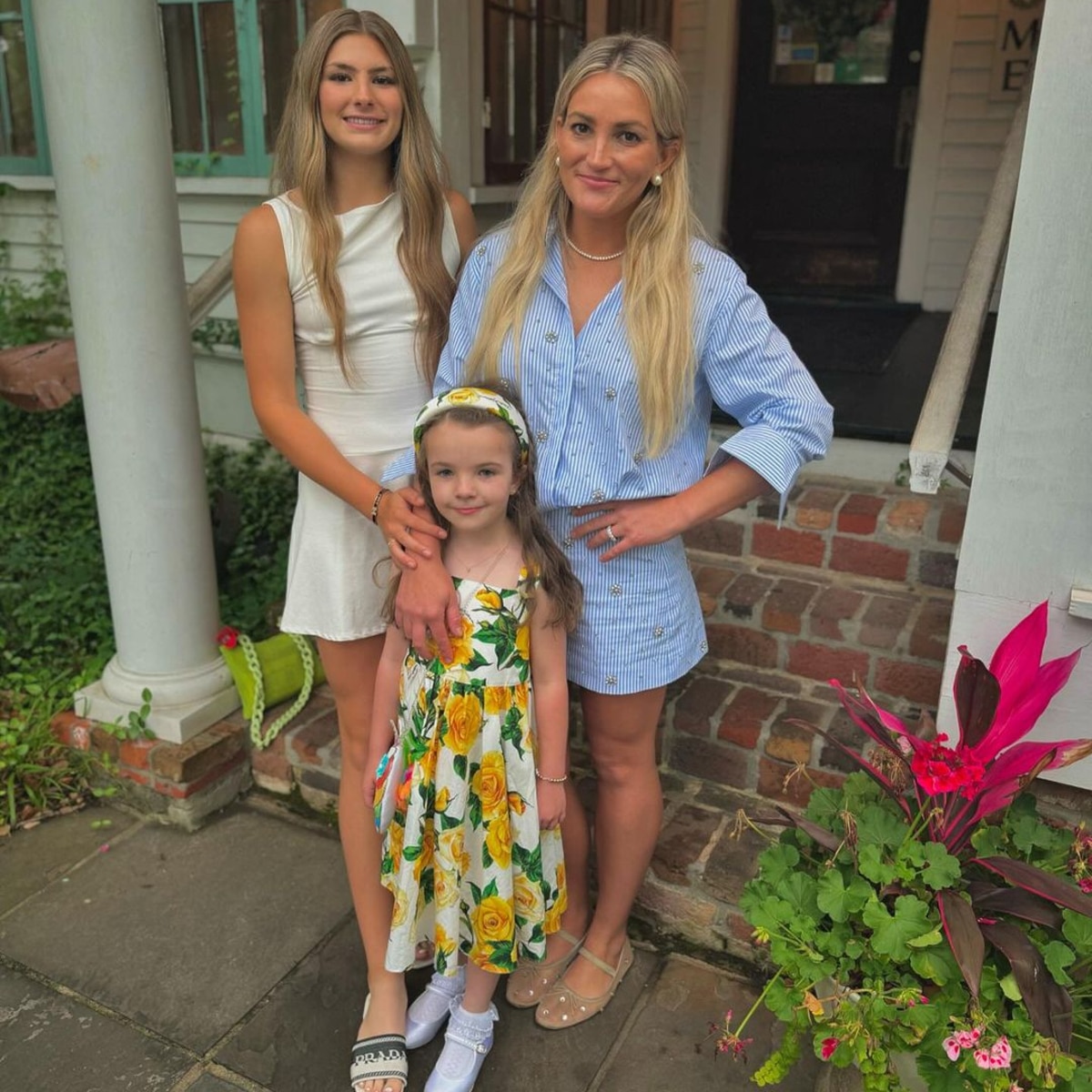 
                        See Jamie Lynn Spears' Daughter Ivey Graduate Kindergarten
                