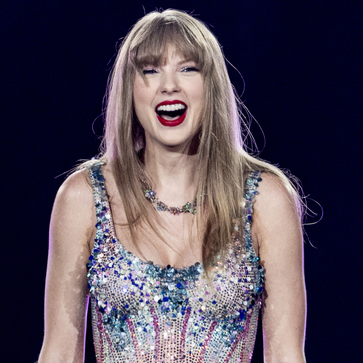 Taylor Swift’s Whole Dress Comes Off in…