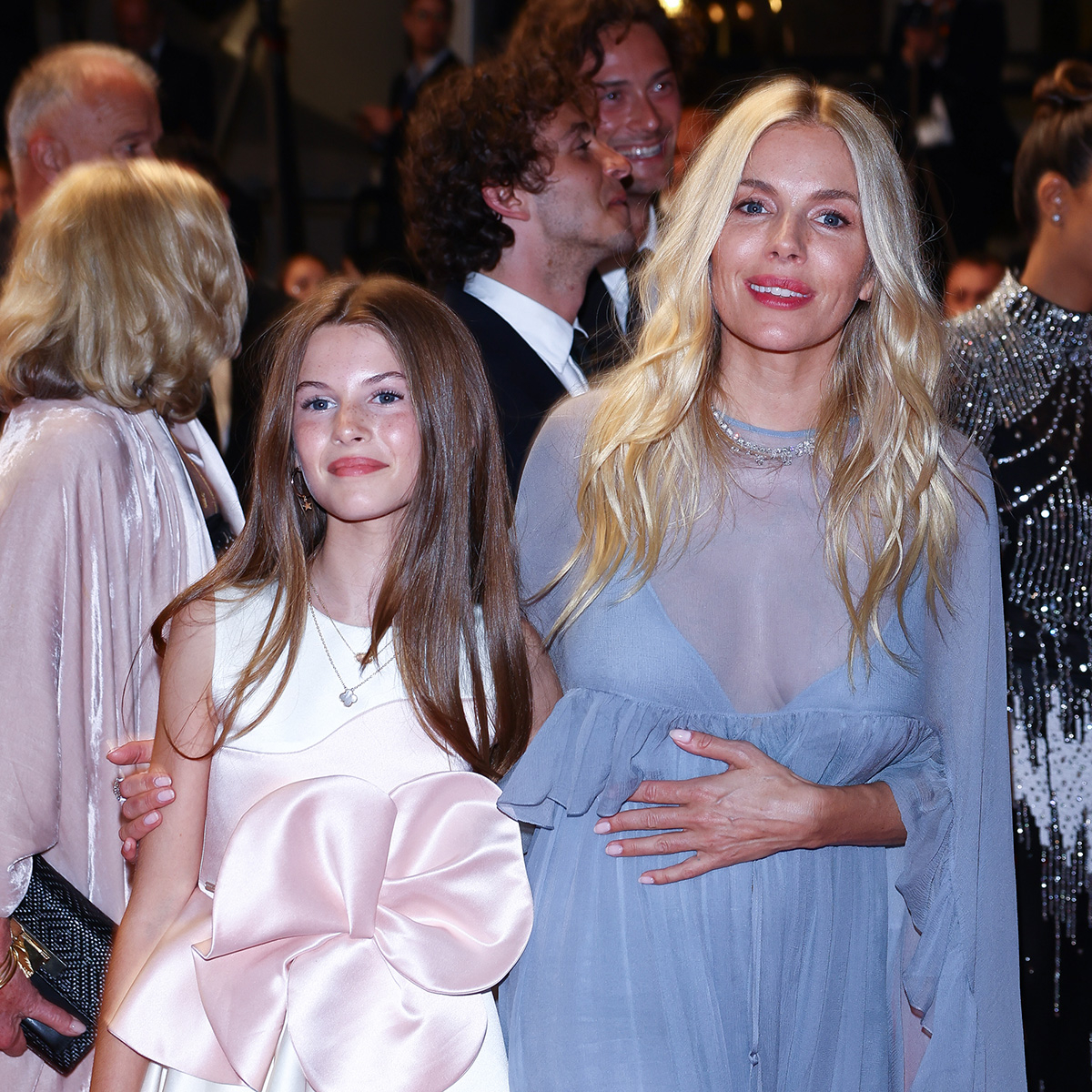 Дъщерята на Сиена Милър Марлоу прави дебют на червения килим заедно с мама на филмовия фестивал в Кан