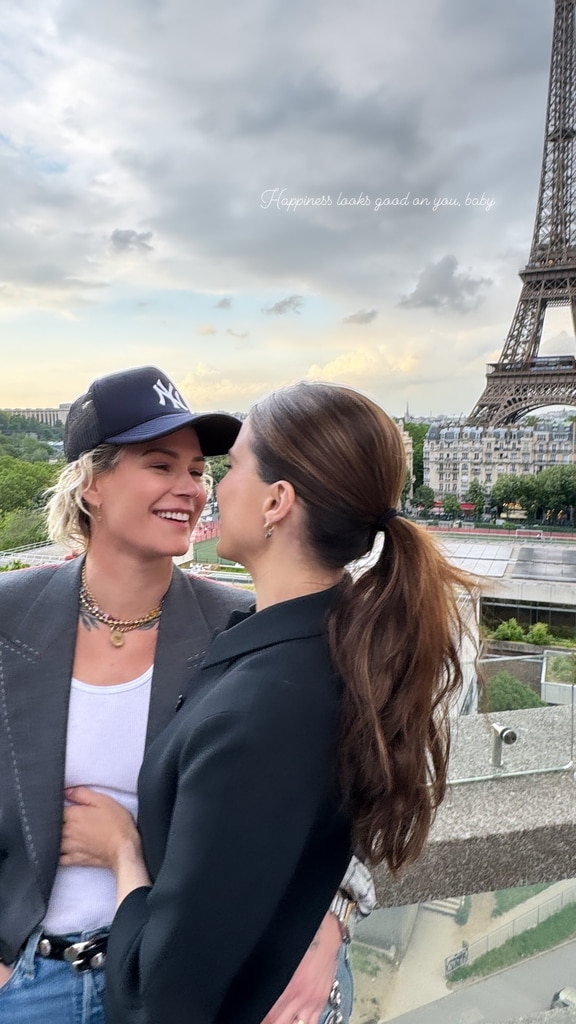 Sophia Bush และ Ashlyn Harris สนุกสนานกับค่ำคืนเดตที่งาน Glamour Ceremony