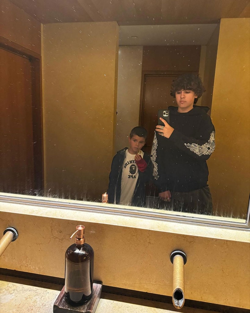 Travis Barker reacciona a la foto filtrada de su hijo y el de Kourtney Kardashian