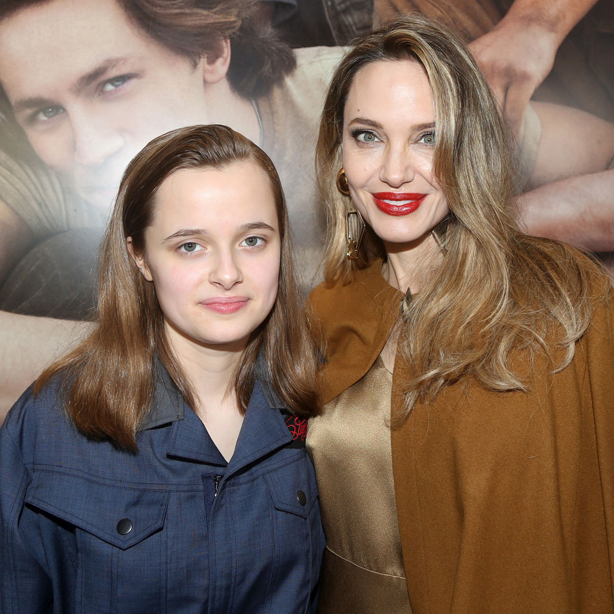 15-годишната дъщеря на Брад Пит и Анджелина Джоли, призната като „Вивиен Джоли“ в афиша на Бродуей