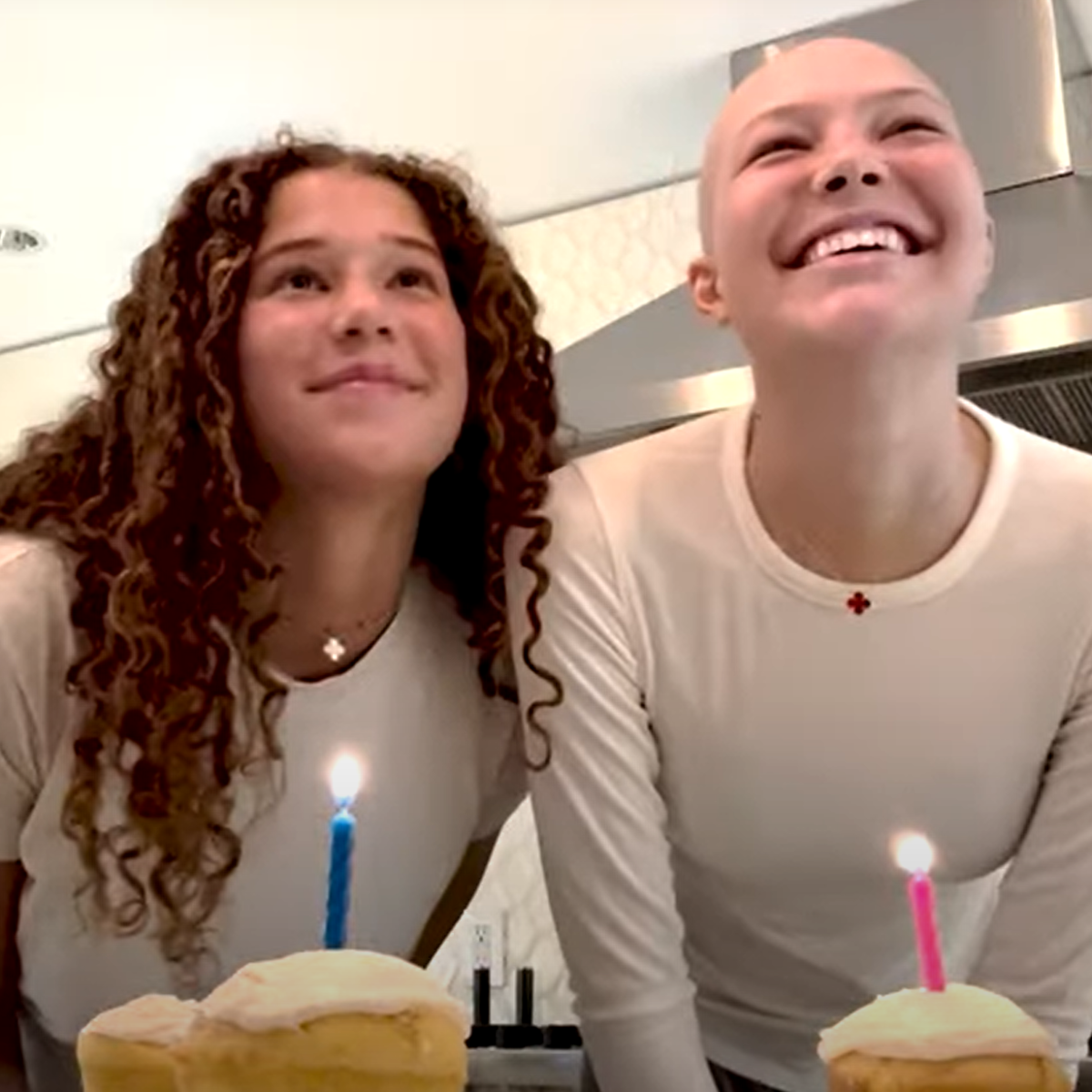 Изабела Страхан празнува 19-ия си рожден ден със закъснение, след като изпадна в безсъзнание поради операция на рак на мозъка