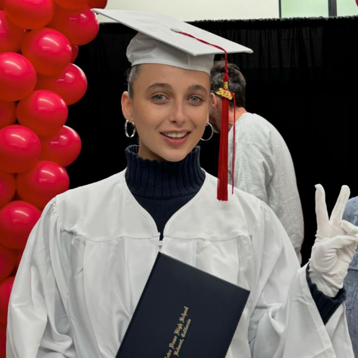 Ема Чембърлейн празнува завършването си на гимназия на 23-годишна възраст със стоплящи сърцето снимки