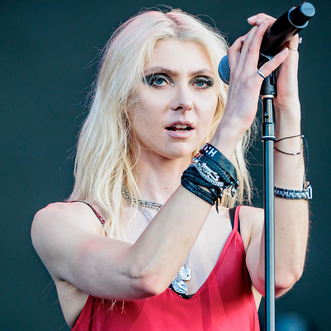 Taylor Momsen Shares Terrifying Moment She Was Bitten by Bat During Concert – E! Online Taylor Momsen Shares Terrifying Moment She Was Bitten by Bat During Concert – E! Online