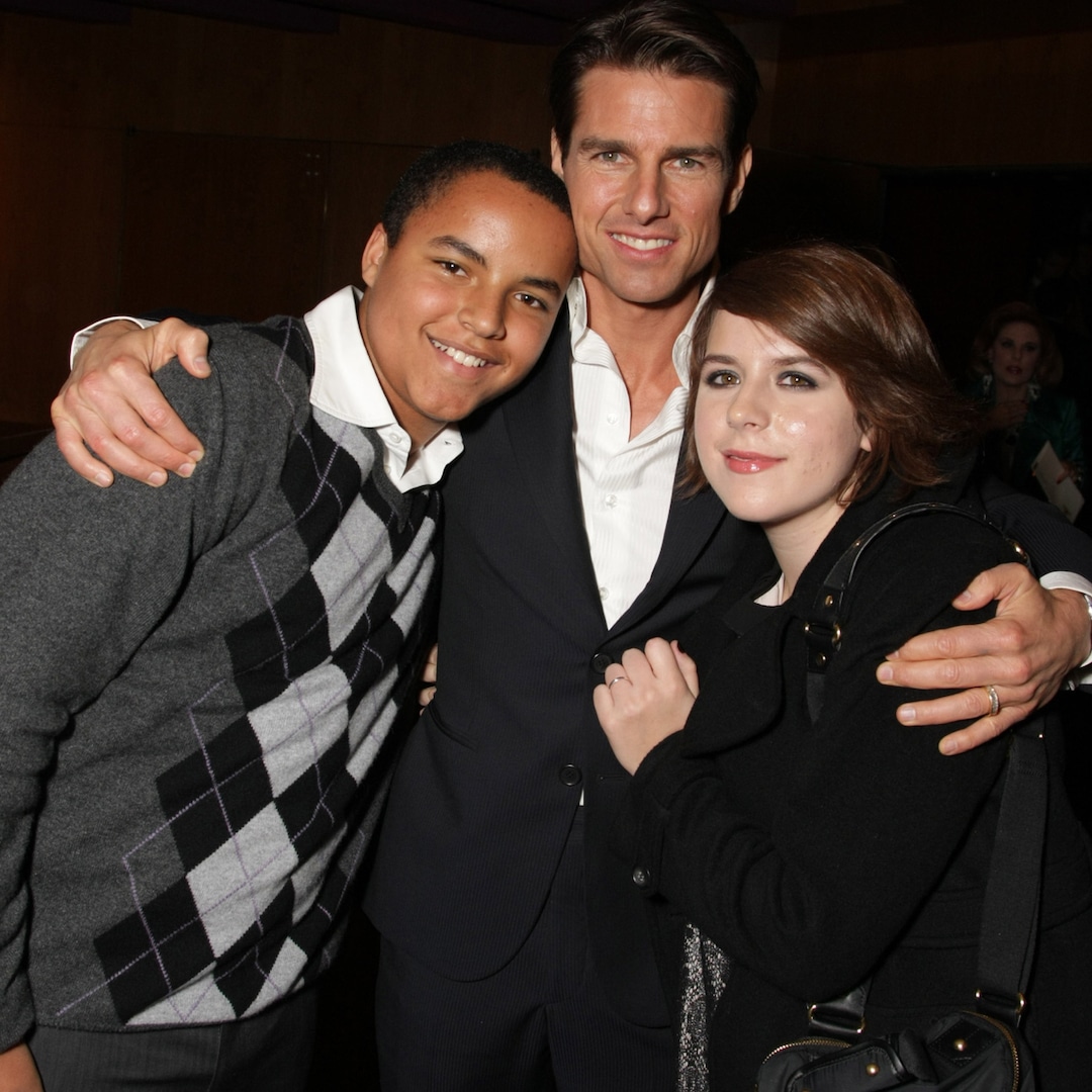 Tom Cruise Poses With Kids Bella &…