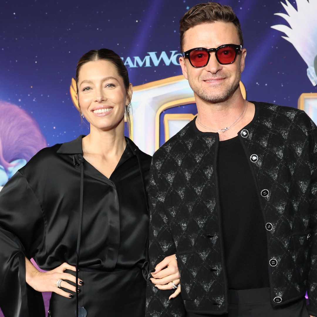 връщаше секси някъде другаде Певецът на Better Place липсваше на червения