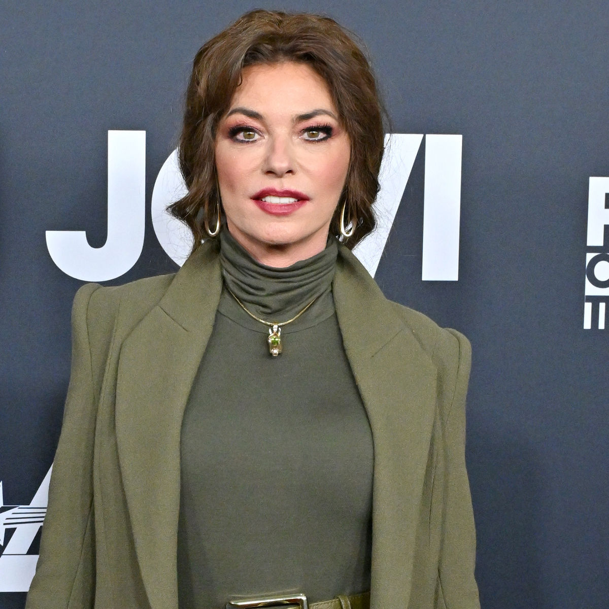 Shania Twain Looks Unrecognizable in Vibrant Pink…