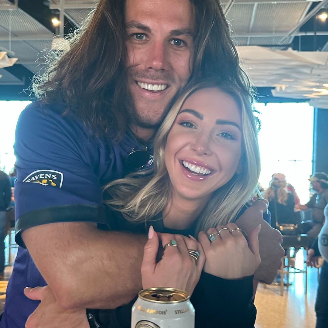 Приятелката на убития австралийски сърфист Калъм Робинсън изразява скръбта си Дни след Калъм