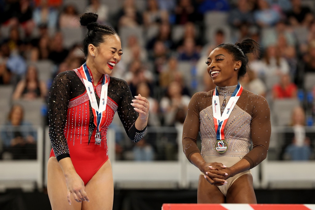 Cómo se apoyan mutuamente las atletas olímpicas Suni Lee y Simone Biles