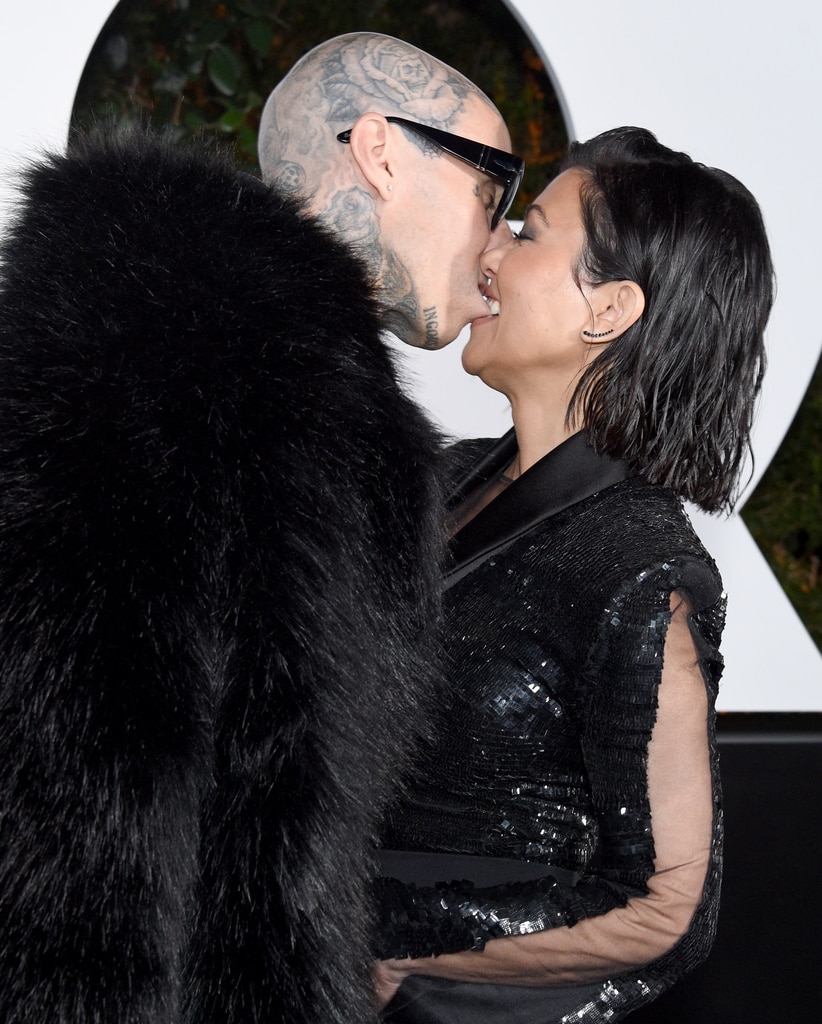 Kourtney Kardashian estreia a decoração de Halloween NSFW dela e de Travis Barker