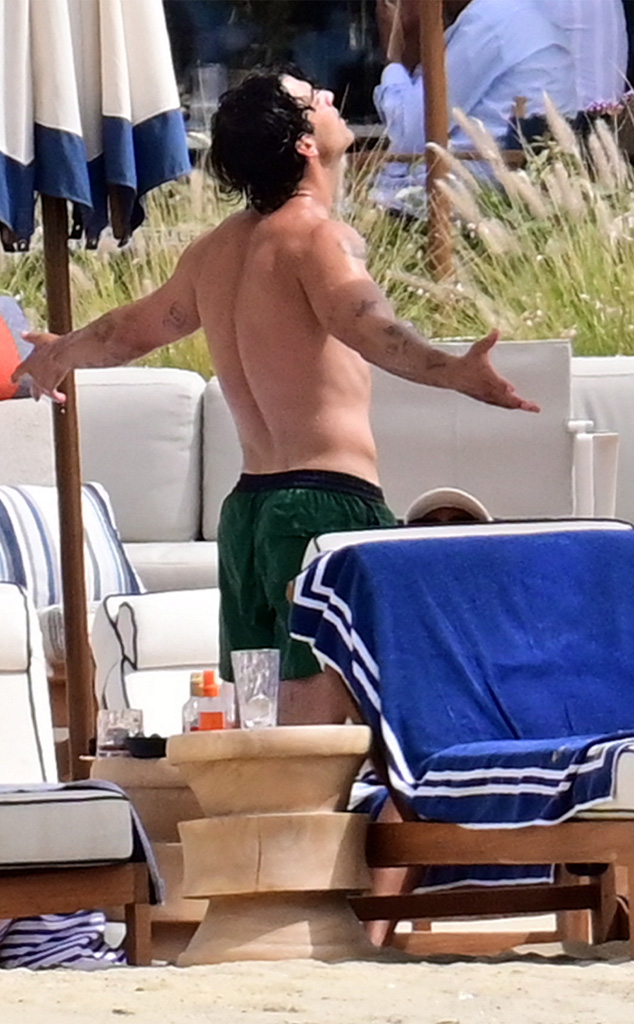 See Joe Jonas and Laila Abdallah's Beach Day in Greece, image size:776x1254