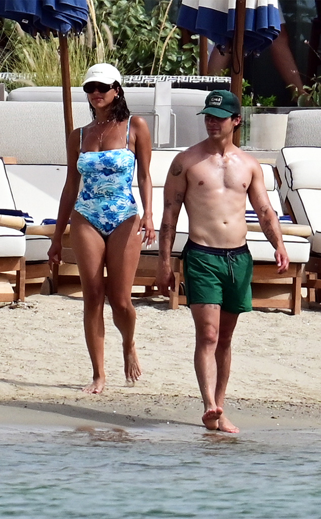 See Joe Jonas and Laila Abdallah's Beach Day in Greece, image size:776x1254