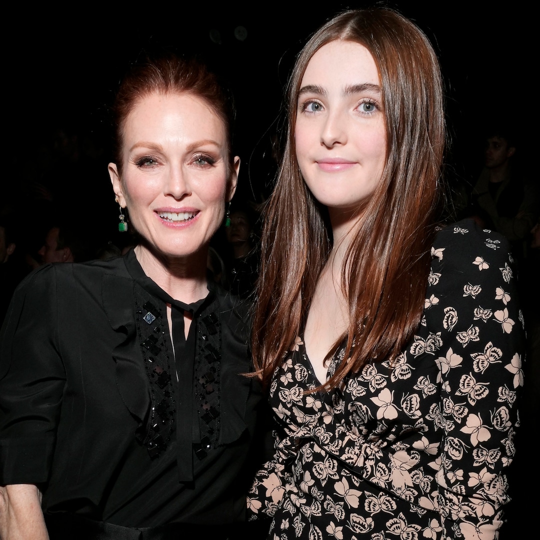 Julianne Moore and Daughter Liv Are Crazy, Stupid Twinning in Photos Celebrating Her Graduation – E! Online Julianne Moore and Daughter Liv Are Crazy, Stupid Twinning in Photos Celebrating Her Graduation – E! Online