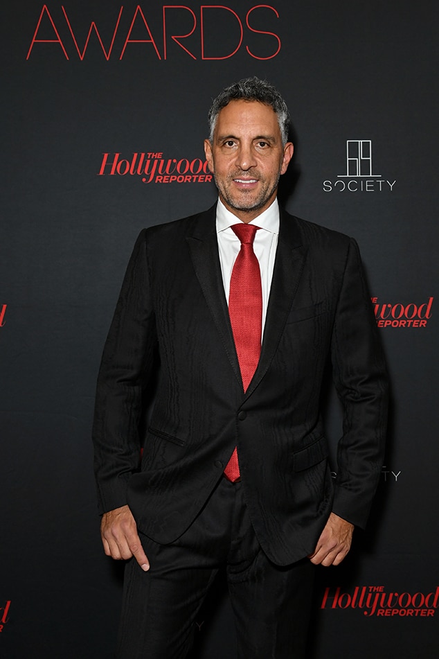 Mauricio Umansky พบว่ามีการจูบผู้หญิงคนใหม่ท่ามกลางการแยกทางของ Kyle Richards