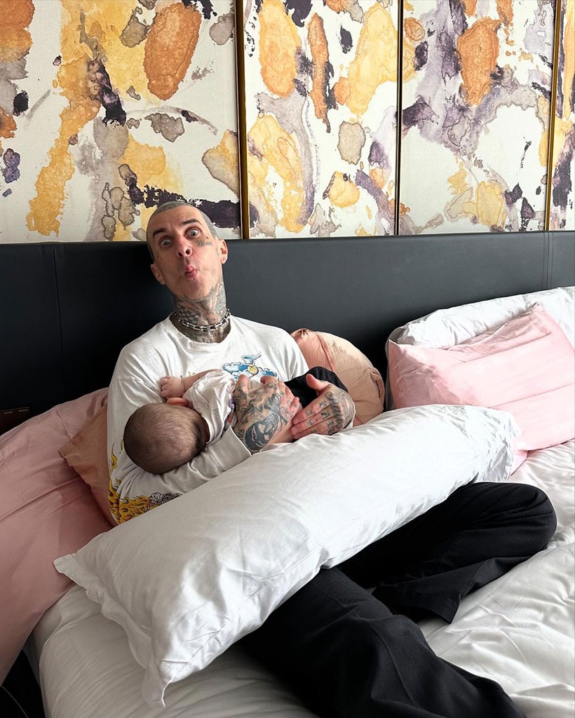 Travis Barker ตอบสนองต่อภาพที่รั่วไหลของลูกชายของ His & Kourtney Kardashian