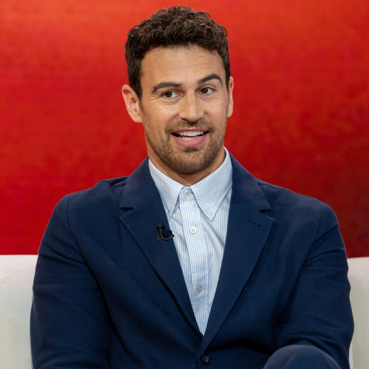 Theo James Details Crappy Date With Woman Who Pooped in His Tub