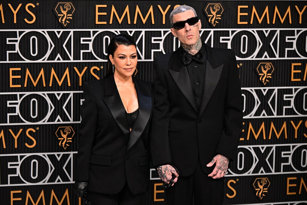 ดู Kourtney Kardashian และ Travis Barker Channel Forrest Gump