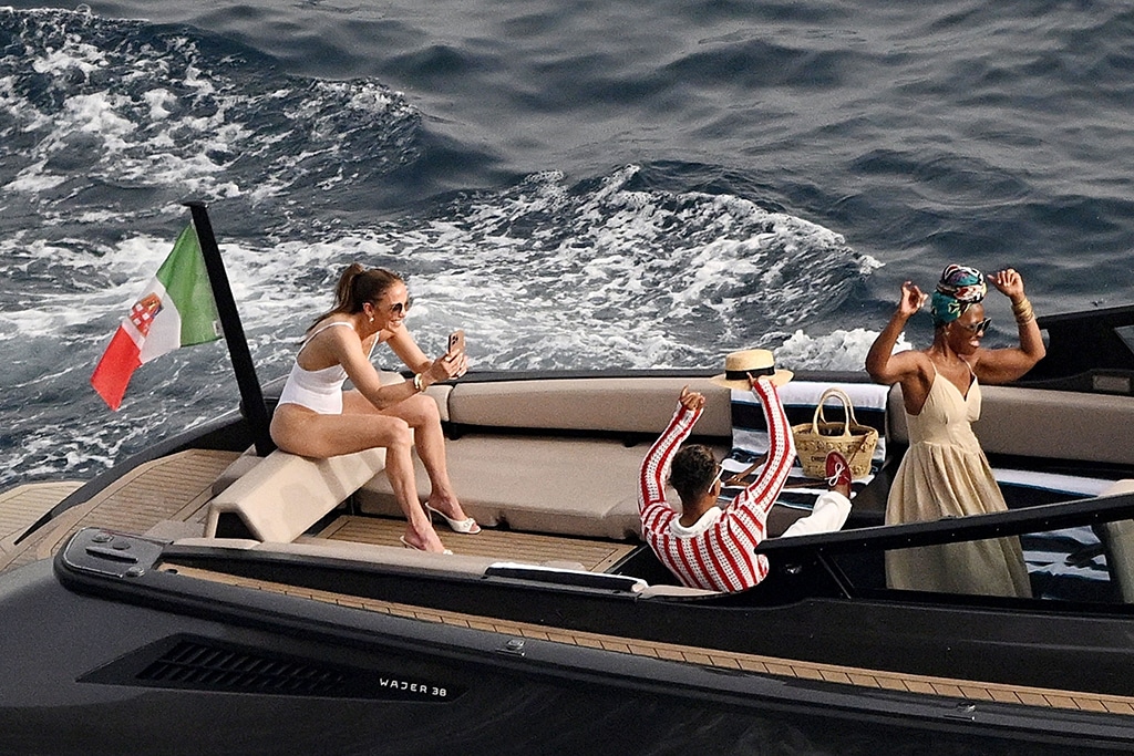 Jennifer Lopez Hustles for Best Selfie in Italy Without Ben Affleck