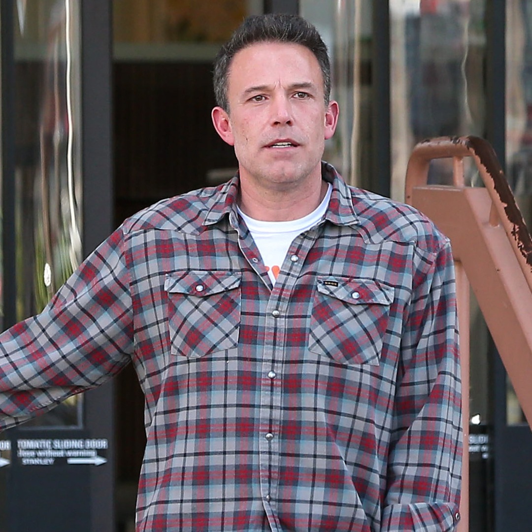 Ben Affleck Accuses Paparazzi of Putting His Daughter in “Danger” Outside Jennifer Lopez Mansion – E! Online Ben Affleck Accuses Paparazzi of Putting His Daughter in “Danger” Outside Jennifer Lopez Mansion – E! Online