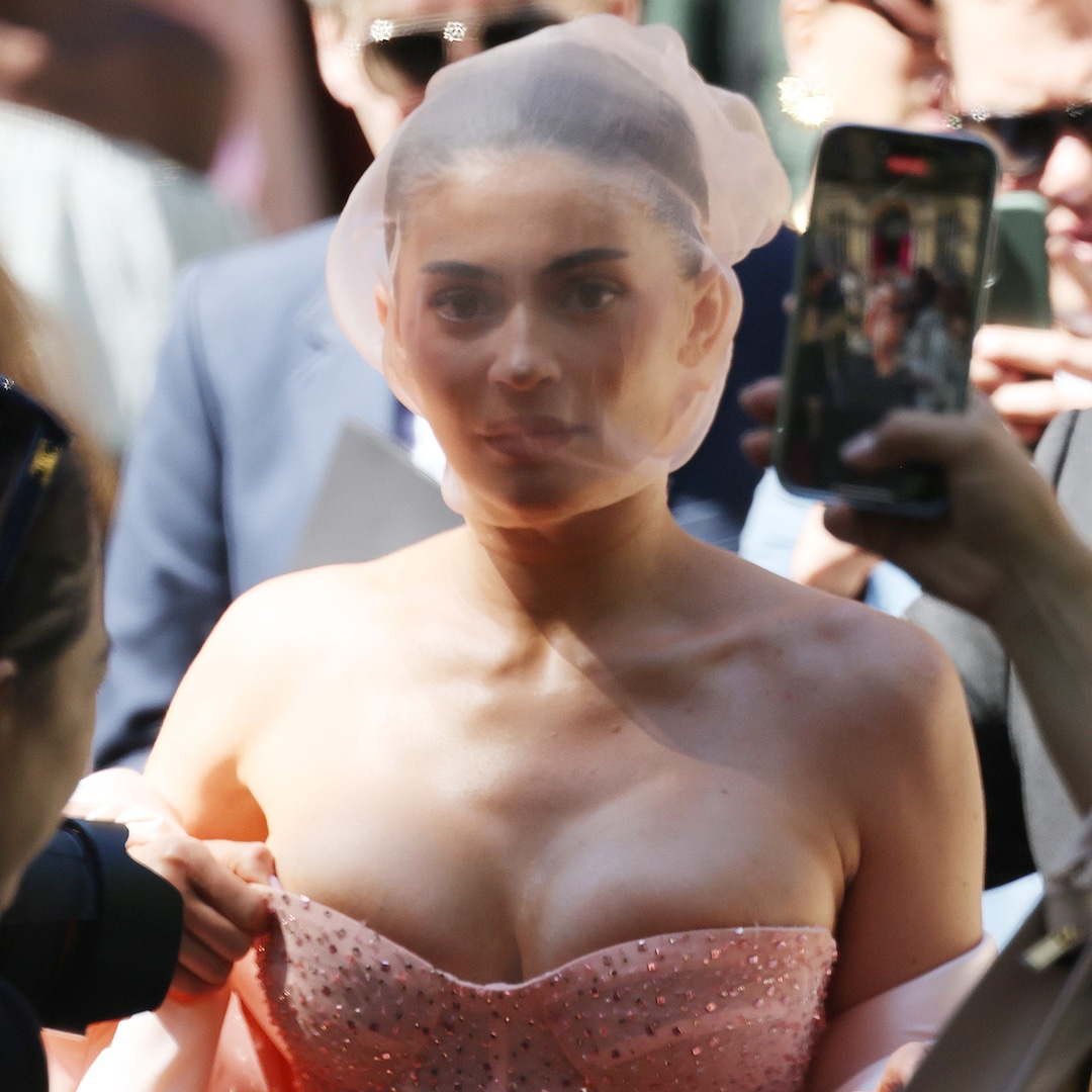 Kylie Jenner, Jennifer Lopez, Selma Blair and More Star Sightings at Paris Haute Couture Fashion Week – E! Online Kylie Jenner, Jennifer Lopez, Selma Blair and More Star Sightings at Paris Haute Couture Fashion Week – E! Online