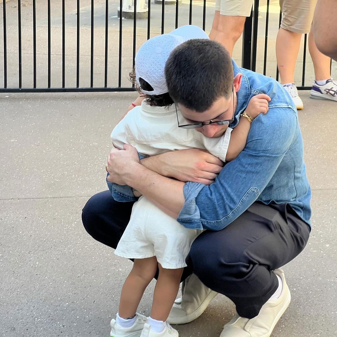 ภาพครอบครัวที่น่ารักที่สุดของ Nick Jonas และ Priyanka Chopra