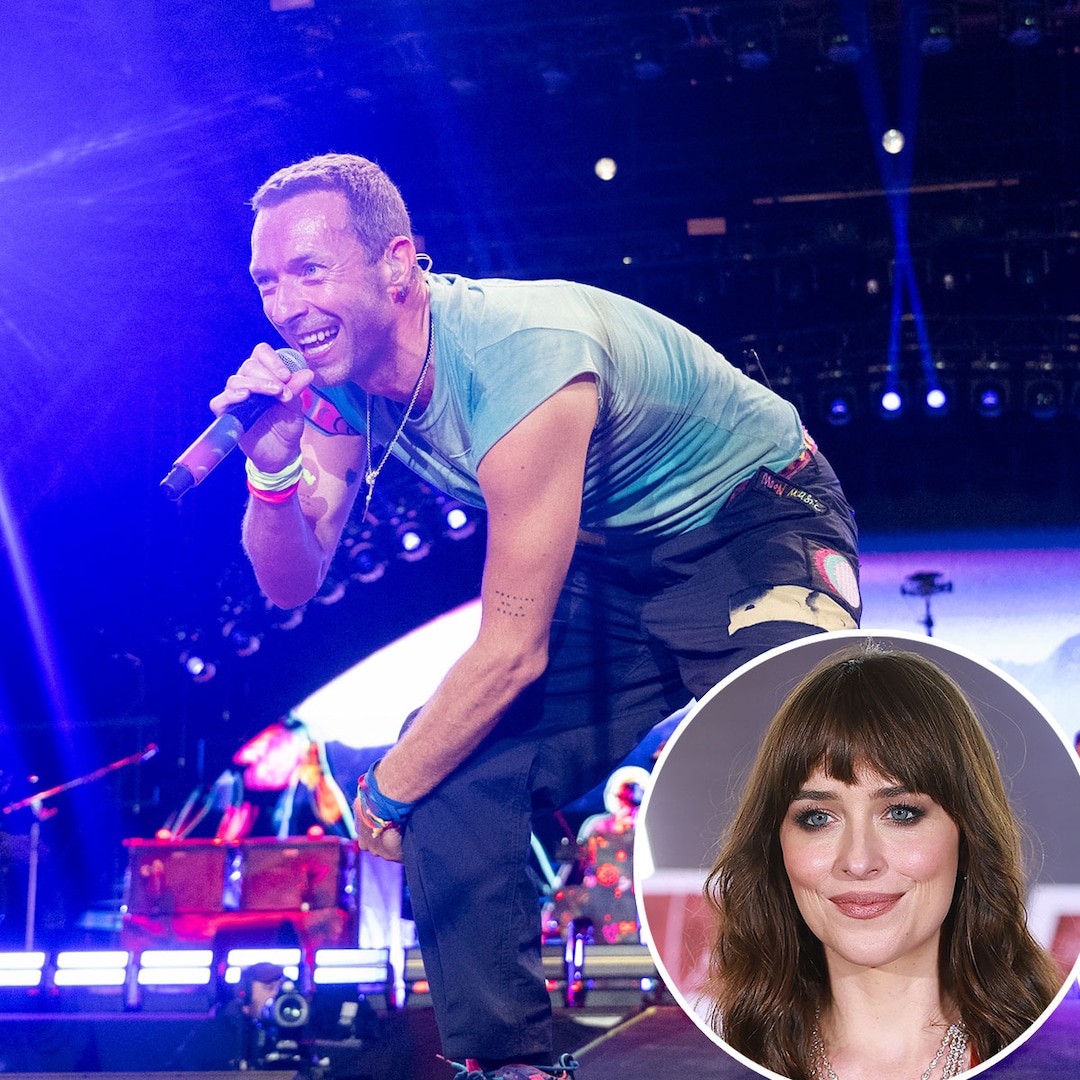 Dakota Johnson Joins Chris Martin’s Kids Apple and Moses at Coldplay’s Glastonbury Set – E! Online Dakota Johnson Joins Chris Martin’s Kids Apple and Moses at Coldplay’s Glastonbury Set – E! Online